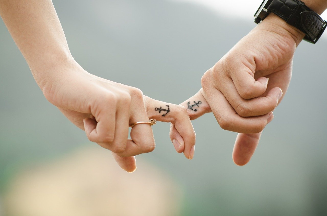 couple, hands, tattoos-437968.jpg